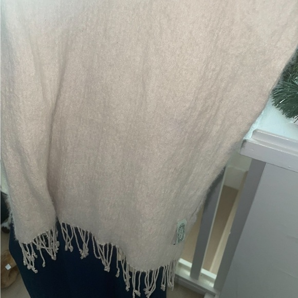 Jeolay Luxury Cashmere-Silk Blend Wrap Scarf Shawl - Soft Beige Fringe ends - Picture 4 of 14